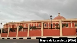 Vista lateral da Assembleia Nacional de Angola, Luanda