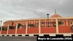 Vista lateral da Assembleia Nacional de Angola, Luanda