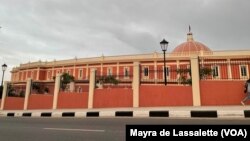 Vista lateral da Assembleia Nacional de Angola, Luanda