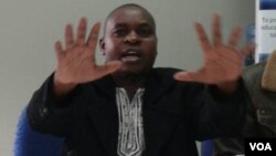 UMnu. Marufu Mandewere umele abantu bedolobho leChitingwiza abadilizelwa imizi yabo yikhansili.