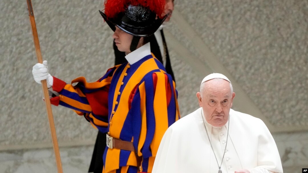El papa Francisco pasa junto a un miembro de la Guardia Suiza, en el Vaticano, el 7 de febrero de 2024.