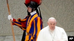 El papa Francisco pasa junto a un miembro de la Guardia Suiza, en el Vaticano, el 7 de febrero de 2024.