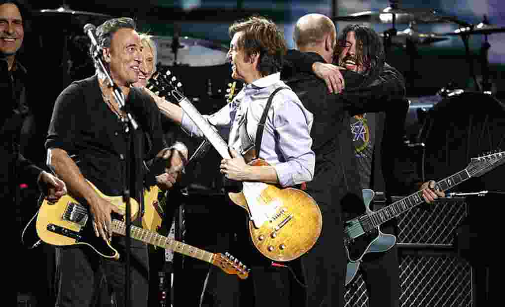 De izquierda a derecha, Rusty Anderson, Bruce Springsteen, Joe Walsh, Paul McCartney y Dave Grohl durante la versión número 54 los premios Grammy, en Los Ángeles.