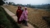 Anak-anak perempuan berangkat salat di Desa Cikawao, Majalaya, Jawa Barat, 21 September 2017. (Foto: Reuters)