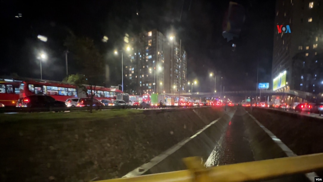 Autobuses de Transmilenio y autos particulares en el tráfico pesado de Bogotá. FOTO: Camilo Álvarez: VOA.