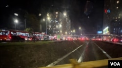 Autobuses de Transmilenio y autos particulares en el tráfico pesado de Bogotá. FOTO: Camilo Álvarez: VOA.