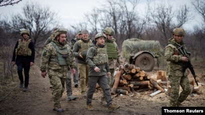 Ukrayna Prezidenti Volodimir Zelenski Donbass bölgəsinə səfəri zamanı Rusiya tərəfindən dəstəklənən separatçıların mövqeləri yaxınlığında cəbhə bölgəsini ziyarət edib, 8 aprel 2021.