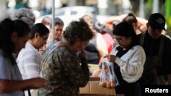 Gobierno salvadoreño instala mercados para frenar alzas de precios de alimentos. 