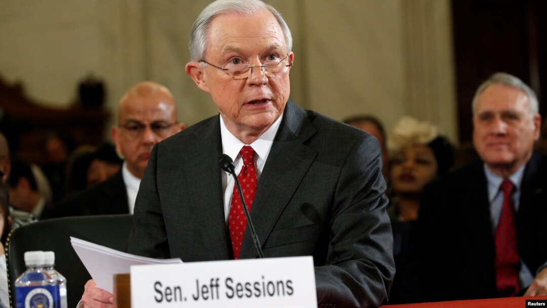 El senador de Alabama, Jeff Sessions aseguró que las acusaciones por racismo son "condenadamente falsas".
