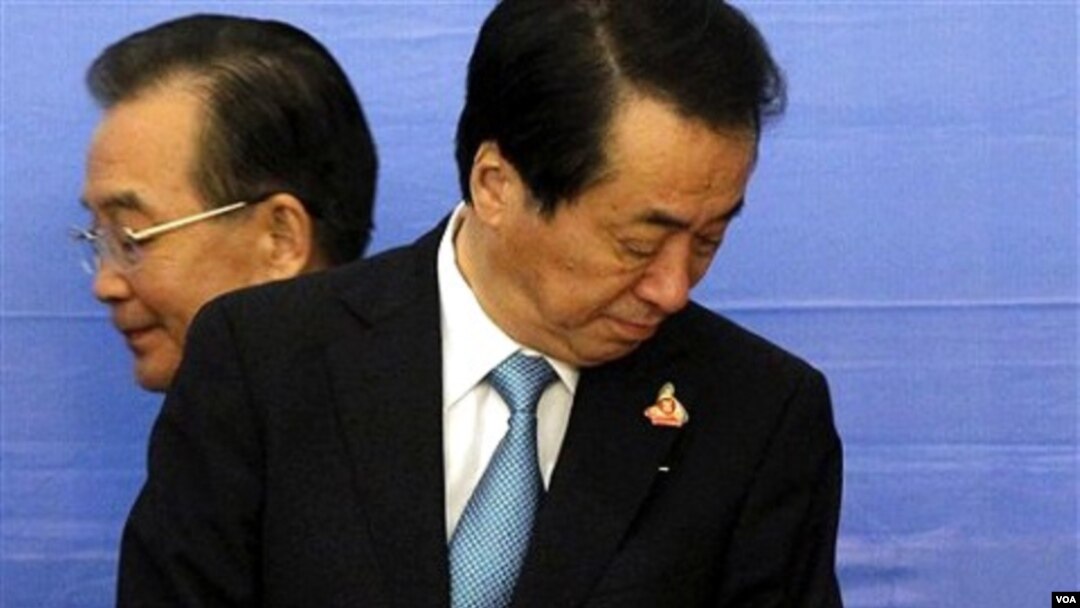 PM Jepang Naoto Kan (depan) dan PM Tiongkok Wen Jiabao akhirnya bertemu di Hanoi hari ini, 30 Oktober 2010.