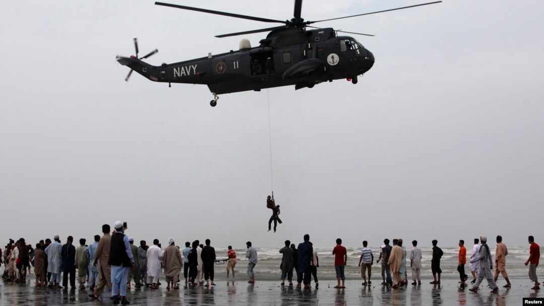 Tim SAR Pakistan mengangkut korban tenggelam di lepas pantai Karachi dengan helikopter (31/7).