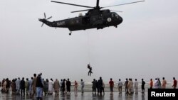 Tim SAR Pakistan mengangkut korban tenggelam di lepas pantai Karachi dengan helikopter (31/7).