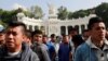 Los estudiantes del Colegio Ayotzinapa, Raúl Isidro Burgos, se manifiestan frente al Museo de la Memoria y la Tolerancia antes de una reunión entre los padres de 43 estudiantes desaparecidos en la Ciudad de México, el 26 de septiembre de 2018. 