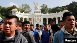 Los estudiantes del Colegio Ayotzinapa, Raúl Isidro Burgos, se manifiestan frente al Museo de la Memoria y la Tolerancia antes de una reunión entre los padres de 43 estudiantes desaparecidos en la Ciudad de México, el 26 de septiembre de 2018. 