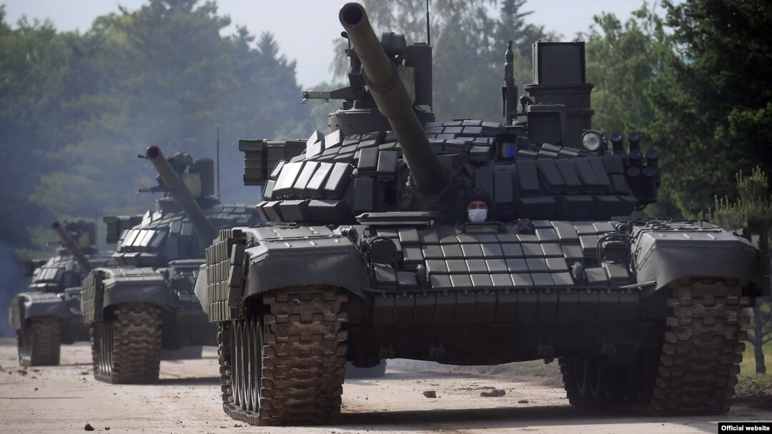 Tenkovi T-72MS, koje je Rusija donirala Srbiji zajedno sa oklopnim transporetima BRDM-2MS u vrednosti od 75 miliona evra, predstavljeni su javnosti u kasarni Vojske Srbije u Nišu, 23. maja 2021. (Foto: Zvanični sajt Ministarstva odbrane Republike Srbije)