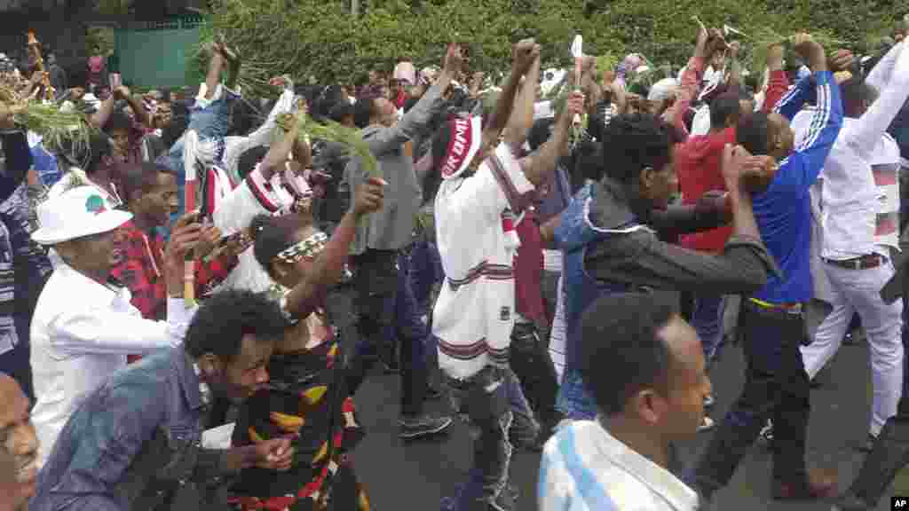 Les manifestants marchent, lors du festival de Bishoftu, le 2 octobre 2016.