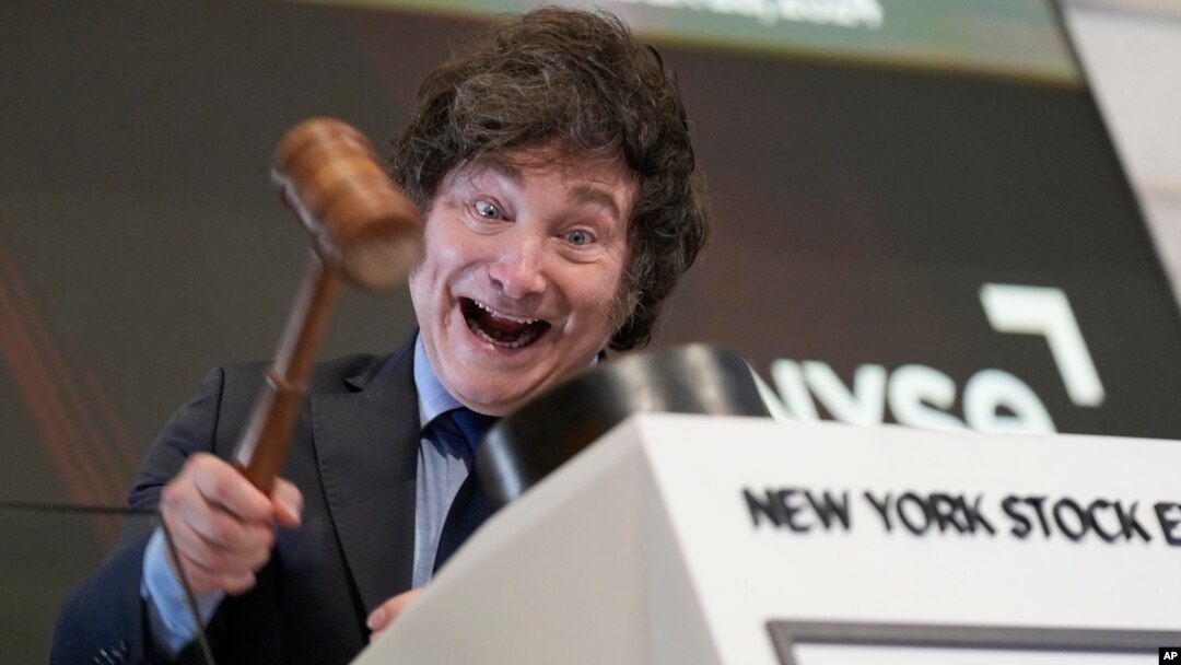El presidente argentino Javier Milei hace sonar la campaña del mercado bursátil de Nueva York, en Nueva York, el 23 de septiembre de 2024.