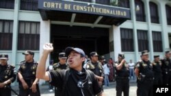 En la foto de archivo, un estudiante de magisterio protesta frente a la Corte de Constitucionalidad que es protegida por la policía, mientras participa de una marcha contra la privatización de la educación. Guatemala el 26 de abril de 2007.. 