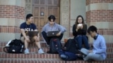 '캘리포니아 주립 로스앤젤레스대학교 (UCLA)'에서 학생들이 계단에 앉아 공부를 하고 있다. 