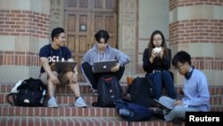 '캘리포니아 주립 로스앤젤레스대학교 (UCLA)'에서 학생들이 계단에 앉아 공부를 하고 있다. 