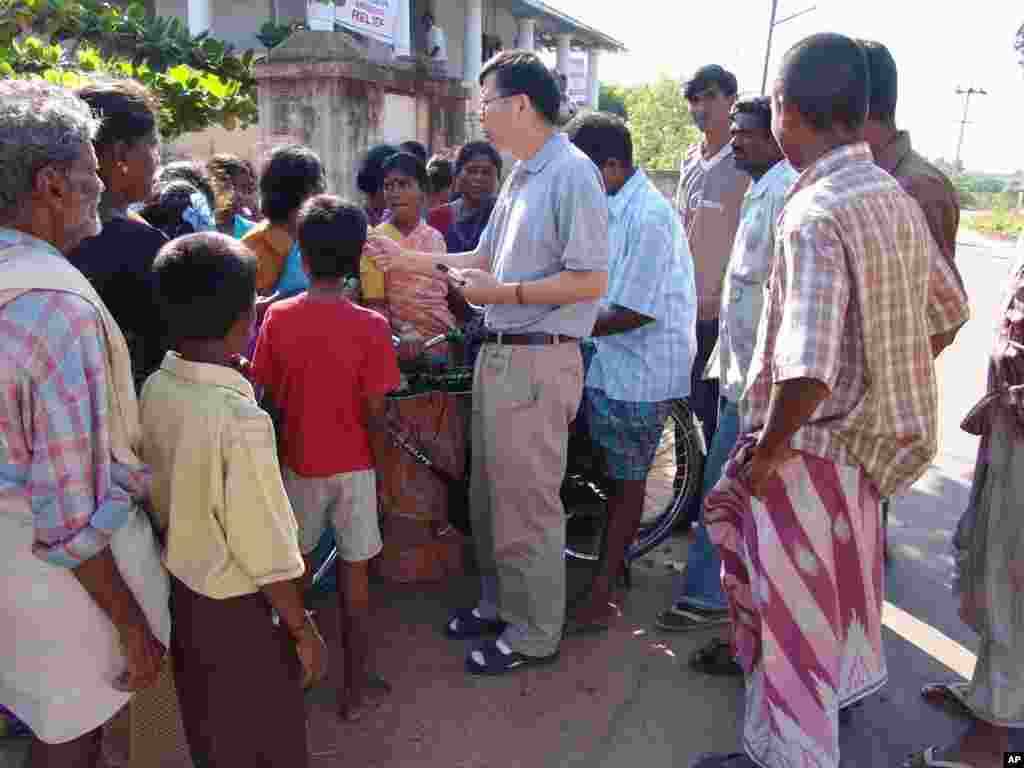 美国之音记者采访印尼海啸(2006年12月)