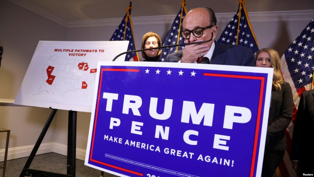 Mantan wali kota New York dan pengacara pribadi Presiden Donald Trump, dalam konferensi pers mengenai hasil pemilu di Washington, 19 November 2020. (Foto: Reuters)