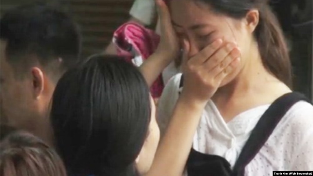 Một học sinh Việt Nam bật khóc sau khi biết điểm trúng tuyển dự kiến của trường trong đợt xét tuyển vào đại học.