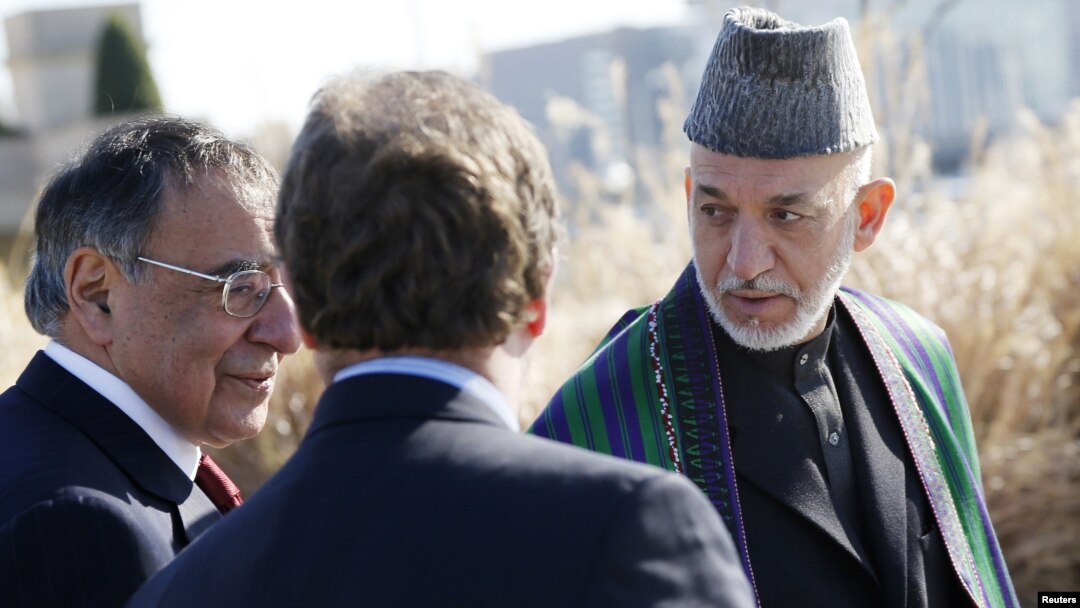Presiden Afghanistan Hamid Karzai (kanan) didampingi Menhan AS Leon Panetta (kiri) saat melakukan tour mengelilingi komplek peringatan serangan 9/11 di Pentagon (10/1). 