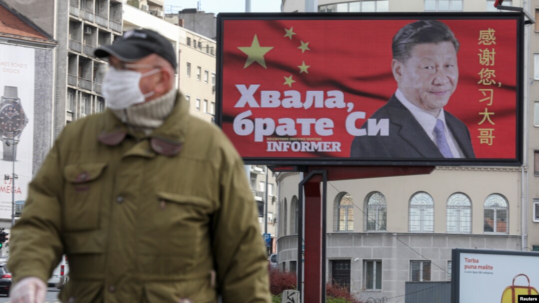 ARHIVA - Čovek sa zaštitnom maskom prolazi ispred bilborda zahvalnosti kineskom predsedniku Ši Đinpingu, tokom prvog talasa pandemije koronavirusa u Srbiji, 1. aprila 2020. (Foto: Reuters/Đorđe Kojadinović)