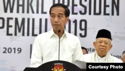 Presiden dan Wapres terpilih 2019-2024 Joko Widodo didampingi Ma'ruf Amin, memberikan pidato setelah penetapan oleh KPU di kantor KPU, Jakarta, Minggu (30/6). (Biro Pers Sekretariat Presiden)