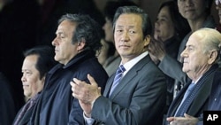 UEFA President Michel Platini, second left, FIFA Vice President Chung Mong-Joon, third left, and FIFA President Sepp Blatter, right, wait for the start of a World Cup soccer match in Pretoria, South Africa, Jun 29, 2010 (File Photo)