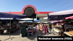 People visit the Asaka Bazaar, Andijan, Uzbekistan, Aug. 24, 2024