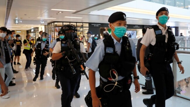 在一次反政府抗议期间,防暴警察在香港一处商场巡逻。(2020年5月16日)