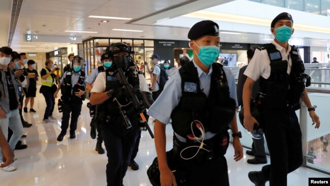在一次反政府抗议期间,防爆警察在香港一处商场巡逻。(2020年5月16日)