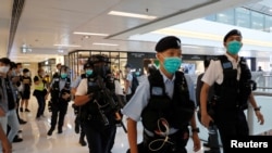 တရုတ်နိုင်ငံ ဟောင်ကောင်မြို့ရှိ ဈေးဝယ်စင်တာ တခုမှာ ဖြစ်ပွားခဲ့တဲ့ ဆန္ဒပြပွဲဖြစ်ပွဲအတွင်းတွေ့ရတဲ့ ရဲများ။ (မေ ၁၆၊ ၂ ၀၂၀)