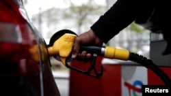 2026년 3월 25일 프랑스 파리의 토탈에너지(TotalEnergies) 주유소에서 한 차량이 연료를 채우고 있다.