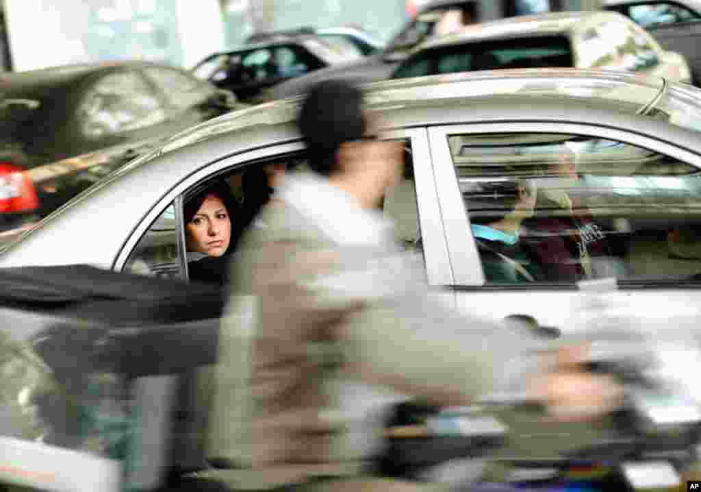 Commuters make their way through rush hour traffic in downtown Cairo. Egyptians are dealing with the economic cost of more than two weeks of turmoil.  (Reuters/Dylan Martinez)