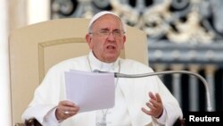 Las palabras del papa Francisco, sobre su antecesor Benedicto XVI, causaron emoción en la Plaza de San Pedro y un nutrido aplauso de quienes asistían an Ángelus.