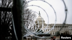 Arhiva - Bodljikava žizca i bezbjednosna barijera oko Kapitola SAD, u Vašingtonu, 26. januara 2021.