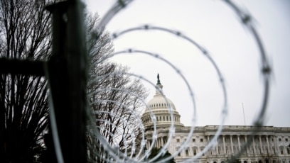 Hàng rào kẽm gai và an ninh bao quanh Điện Capitol ở Washington, ngày 26/1/2021.