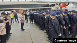 Ratusan personel dari Satuan Brimob Polda Kepulauan Riau dikerahkan untuk berjaga di sekitar lokasi karantina ratusan WNI di Natuna. Minggu 2 Februari 2020. (Courtesy: Polda Kepulauan Riau)