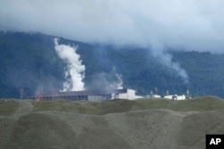 Indonesia Weda Bay Industrial Park beroperasi di latar belakang Halmahera Tengah, provinsi Maluku Utara, Indonesia, Sabtu, 8 Juni 2024. (AP Photo/Achmad Ibrahim)