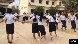 Female students attend a clean-up day event at Angkor High School, around two kilometers from Siem Reap city center on Saturday, March 21, 2015. (Phorn Bopha/VOA Khmer)