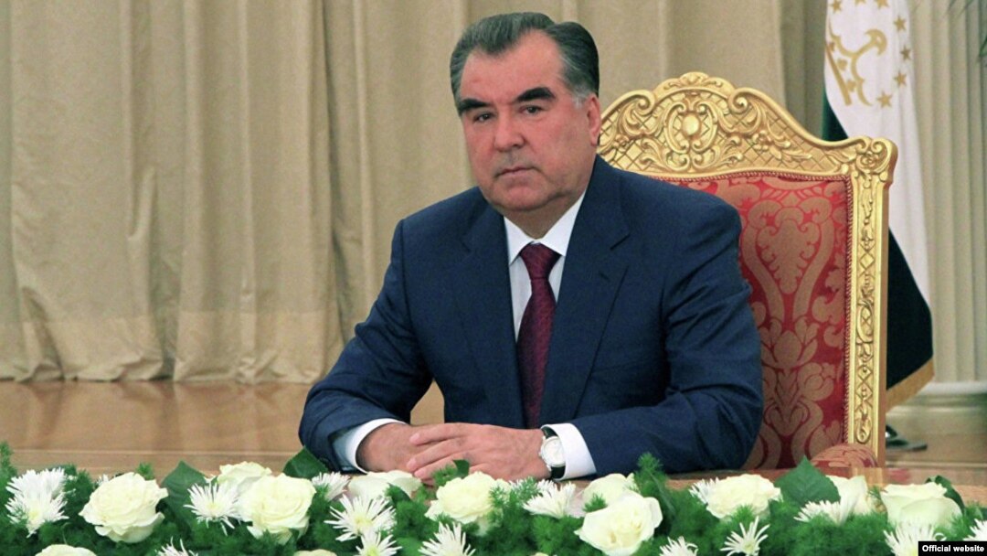 Tojikiston rahbari Emomali Rahmon jurnalistlarni tanqidiy materiallar berishga chaqirib keladi lekin uning siyosatini savolga tuta oladiganlar juda oz. Qo'rqinch hukmron. 