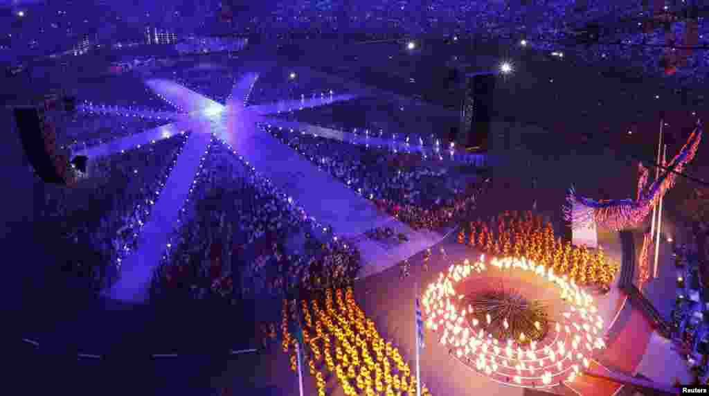 Ngọn lửa Olympic đang tắt dần trong lễ bế mạc Olympic London 2012 tại sân vận động Olympic, ngày 12/8/2012