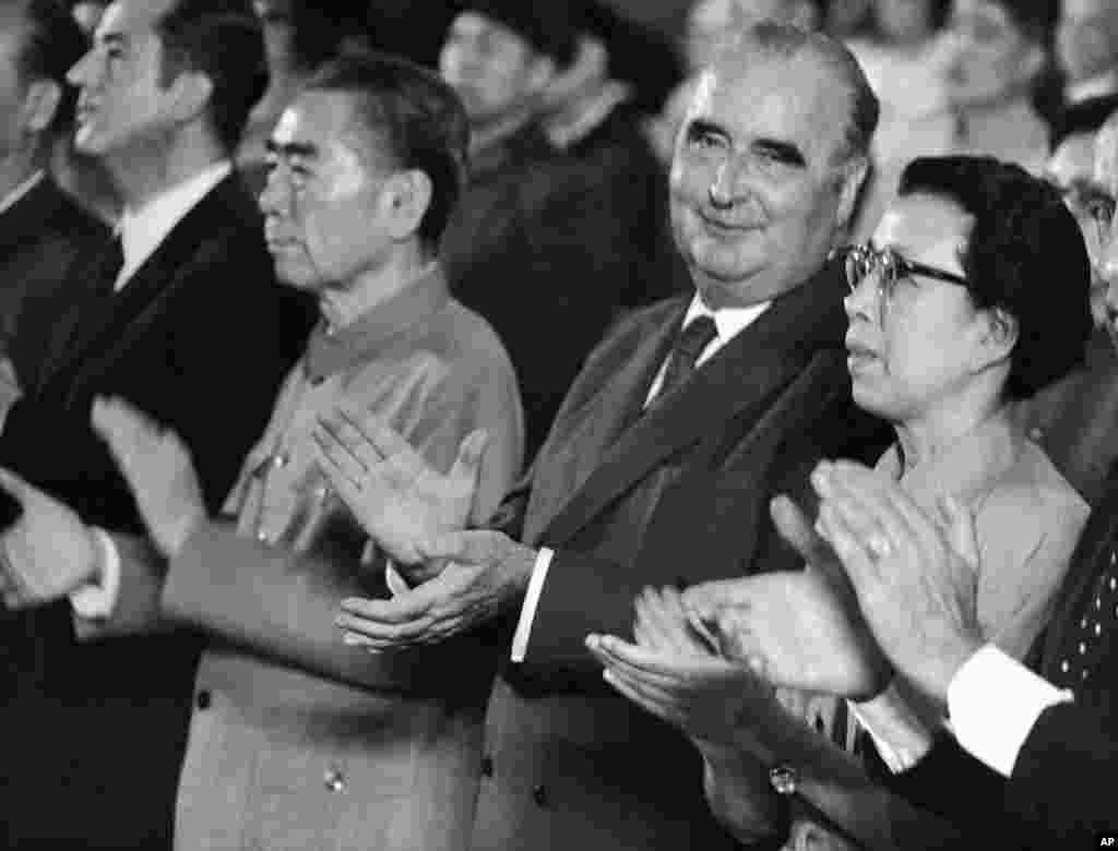 1973年9月12日，中国总理周恩来、法国总统蓬皮杜和毛泽东夫人江青观看中国芭蕾舞团在北京表演的芭蕾舞剧《红色娘子军》。两个月后，江青借毛泽东之威，猛批周恩来，想打倒&ldquo;旧政府&rdquo;一派的领袖，让&ldquo;新文革&rdquo;一派独掌大权。