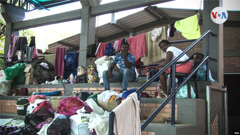 En peque&#241;as canoas los migrantes venezolanos cruzan diariamente el r&#237;o Arauca, para reabastecerse de alimentos, medicamentos y resguardarse de las agresiones que han sufrido.