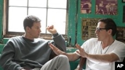 Mark Wahlberg (berperan sebagai Micky Ward) bersama Sutradara David O. Russell dalam set film "The Fighter" (Foto: dok).