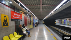 نصب «بنرهای ارشادی» با موضوع  «با حجاب وارد مترو شوید» در ایستگاه های مترو تهران آغاز شده است.