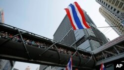 Ratusan pendukung menunggu pemimpin demonstrasi anti-pemerintah Suthep Thaugsuban dalam sebuah protes di pusat Bangkok, Thailand, 25 Januari 2014. 